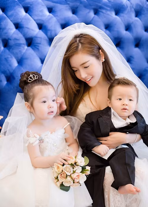 Cô tâm sự: "Kể từ khi làm mẹ, hạnh phúc nhất với tôi là nhìn hai con khôn lớn, ngoan ngoãn. Chỉ cần hai con được khoẻ mạnh và tươi vui, đổi lại bản thân già đi, yếu đi tôi cũng cam lòng...".