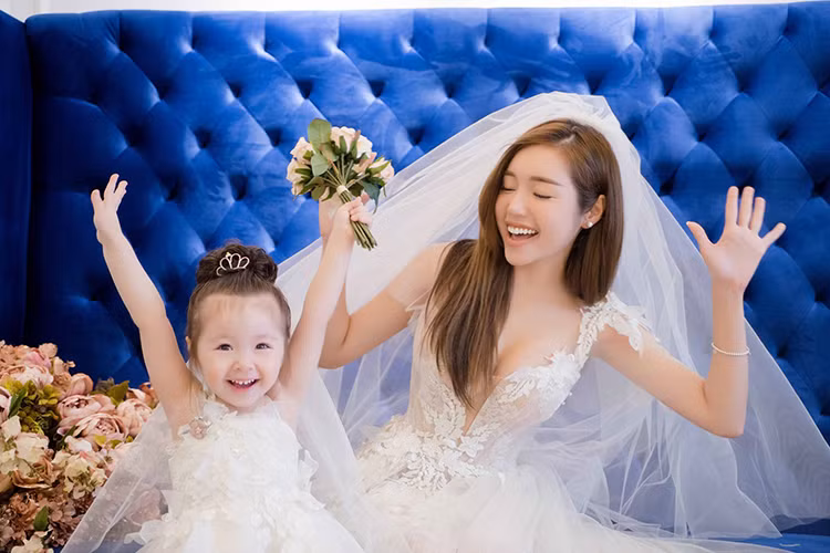 Thời gian gần đây, Elly Trần tập trung cho kinh doanh. Cô gần như hạn chế những lời mời tham dự sự kiện. Dù bận rộn với công việc nhưng cô cũng sắp xếp thời gian hợp lý dành cho hai con.