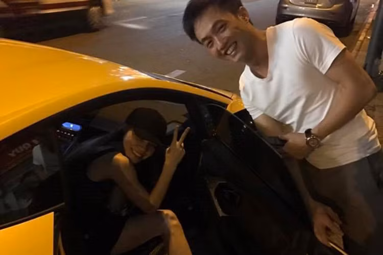 Gần đây, Hồ Ngọc Hà và Cường Đô-la vui vẻ đi ăn khuya cùng bạn bè. Doanh nhân phố núi không chỉ ga lăng mở cửa cho vợ cũ mà còn cười rất rạng rỡ trước ống kính. Ảnh: Zing