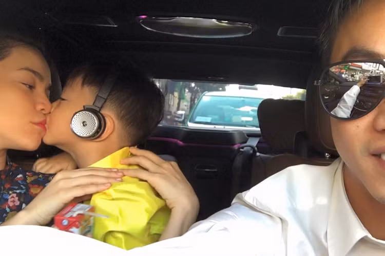 Tháng 11/2015, Cường Đô-la từng chia sẻ khoảnh khắc bên vợ cũ và con trai. Trong ảnh, đại gia phố núi vừa lái xe vừa cười rạng rỡ còn bé Subeo hôn mẹ rất tình cảm. Ảnh: FBNV