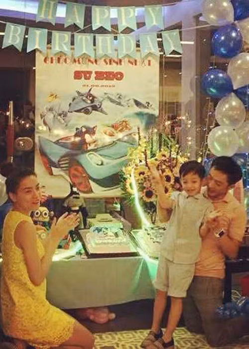 Tháng 6/2015, Hà Hồ và Cường Đô-la cùng nhau tổ chức sinh nhật ấm cúng cho cậu quý tử giữa bão ly hôn. Có thể thấy, vì con trai, cả hai ứng xử rất văn minh sau khi ly hôn. Ảnh: VTC
