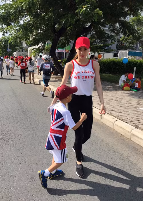 Trước đó, vào tháng 9/2016, Hà Hồ khoe ảnh bên con trai do chính chồng cũ chụp trong một sự kiện chạy bộ gây quỹ từ thiện. Ảnh: FBNV