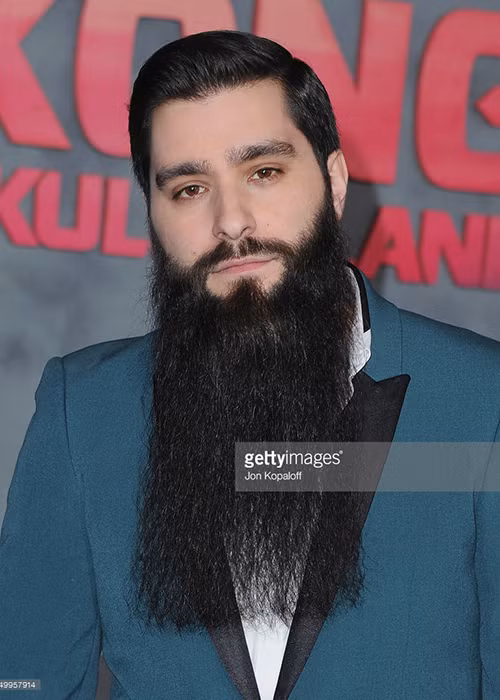 Ngoài sự thân thiện, đạo diễn“Kong: Skull Island” còn gây chú ý bởi vẻ ngoài bảnh bao, đặc biệt bộ râu rậm rạp dài hơn 30 cm. Ảnh: Getty Image