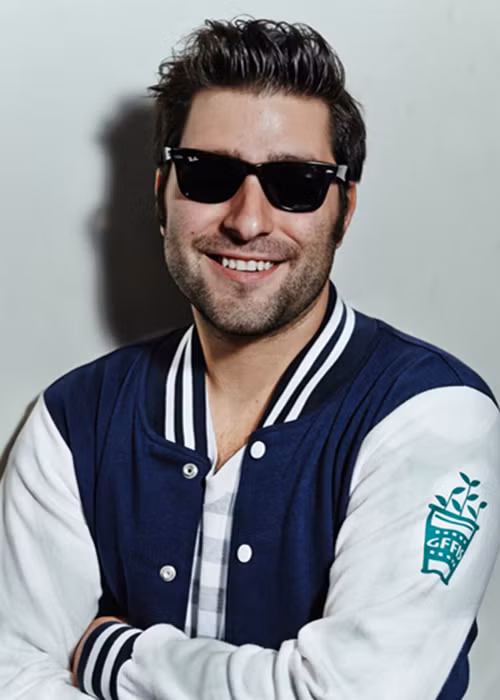 Không ít khán giả Việt Nam tò mò vẻ ngoài của đạo diễn Jordan Vogt Roberts khi không có bộ râu “khủng”. Ảnh: Rsafilms