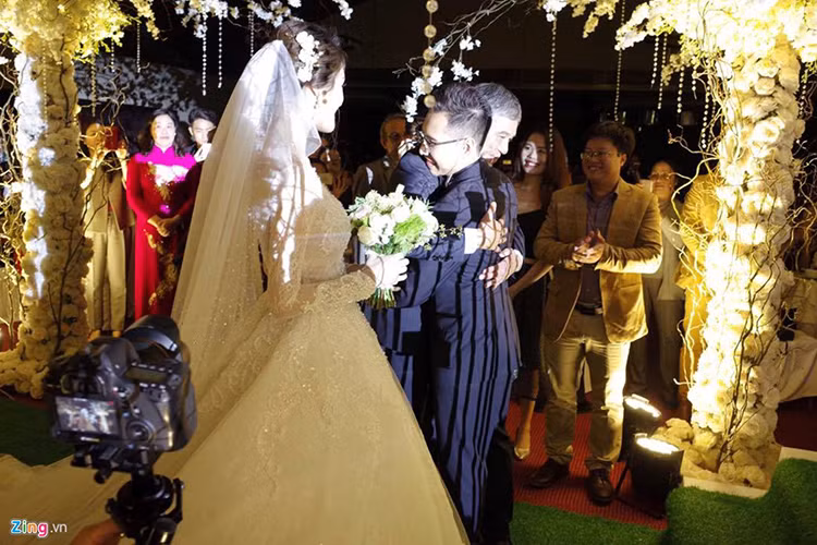 Trong tiệc cưới, Hoàng Anh mặc váy cưới ren gợi cảm do Chung Thanh Phong thiết kế riêng.