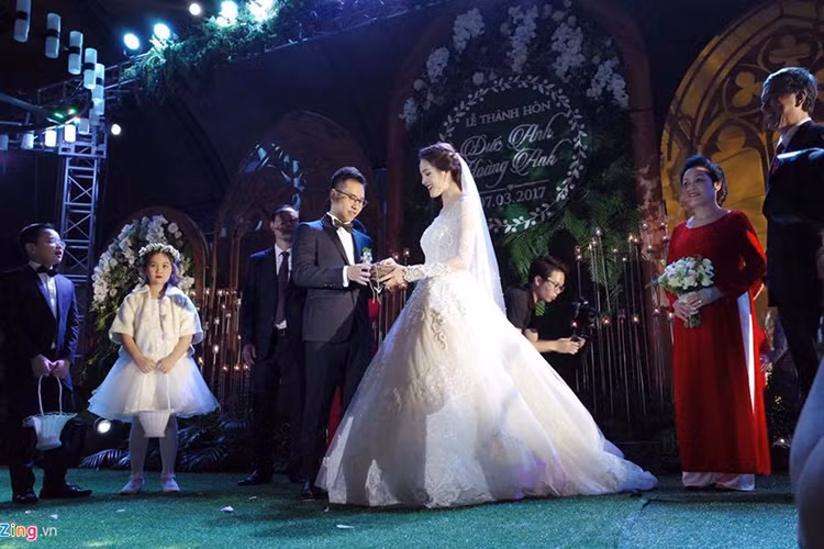 Hình ảnh của Á hậu Hoàng Anh bên chú rể.
