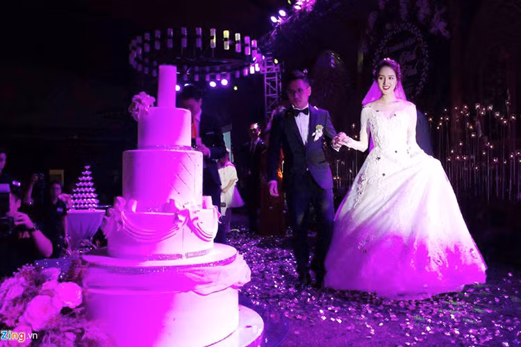 Chú rể Đức Anh hơn Hoàng Anh 3 tuổi, hiện sinh sống và làm việc tại Hà Nội. Cặp uyên ương quyết định về chung một nhà sau hơn một năm gắn bó.