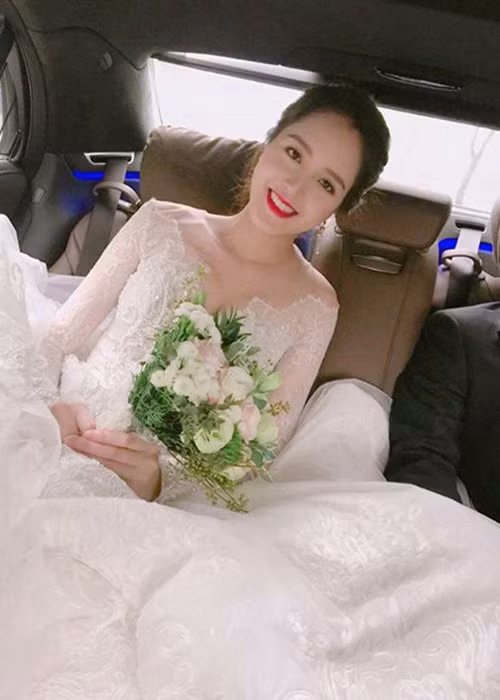 Cô dâu luôn nở nụ cười rạng rỡ.