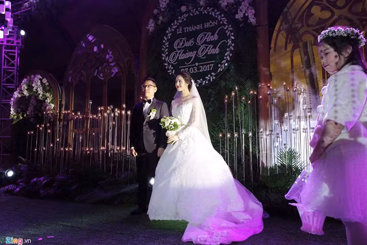 Cô rạng rỡ sánh bước bên chú rể Đức Anh trong khoảnh khắc chuẩn bị làm lễ cưới.