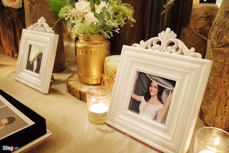 Sau lễ rước dâu vào sáng sớm, tiệc cưới của Á hậu Hoàng Anh được tổ chức tại Trung tâm Hội nghị Quốc gia (Hà Nội). Người đẹp sinh năm 1994 ít tham gia các hoạt động giải trí, vì thế thông tin về đám cưới của cô cũng không được nhiều người biết đến.