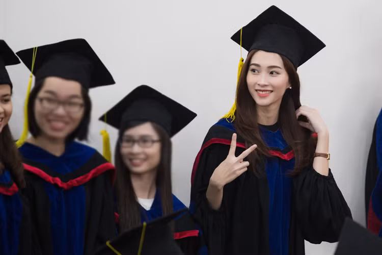 Sau khi đăng quang, Thu Thảo không dấn thân showbiz để tập trung cho việc học tập. “Thực lòng có lúc cũng tự hỏi liệu những cơ hội ngoài kia mình đã bỏ qua chỉ để chọn 1 con đường học vấn và đi theo truyền thống tự thân kinh doanh của gia đình có đúng không”, cô tâm sự. Ảnh: FBNV