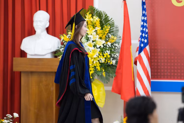 Thu Thảo từng nghĩ, với hoàn cảnh khó khăn của mình, cô chỉ học được 2 năm trung cấp rồi ra trường đi làm kiếm tiền lo cho bố mẹ nhưng cô không chỉ tốt nghiệp trung cấp mà còn có chút điều kiện, tiếp tục liên thông lên cao đẳng và còn dự thi Hoa Hậu Việt Nam 2012. Ảnh: FBNV