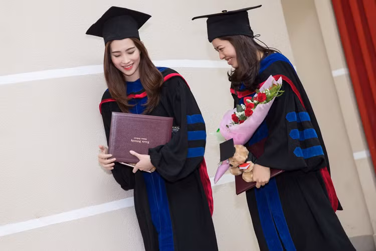 Thu Thảo tiết lộ cô và bố mẹ từng xảy ra mâu thuẫn về việc học đại học. “Ba mẹ thì muốn Thảo ở nhà làm việc phụ mẹ còn bản thân Thảo lại muốn lên Cần Thơ đi làm và học tiếp. Lúc đó Thảo nghĩ rằng chỉ có học tập mới giúp đỡ được mình và gia đình mình sau này”, cô viết. Ảnh: FBNV