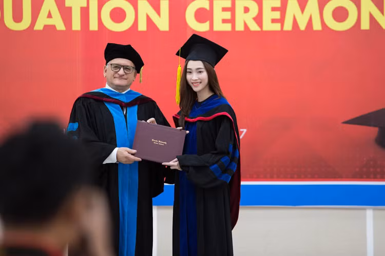 Thu Thảo tâm sự, thời điểm tốt nghiệp THPT, gia đình gặp nhiều biến cố lớn. “Đến giờ Thảo vẫn nhớ như in câu nói ba mẹ nói với mình: "Xin lỗi con gái nhiều vì điều kiện gia đình mà đành để con ở nhà, ba mẹ biết so với bạn bè con thua thiệt nhiều”, cô viết. Ảnh: FBNV