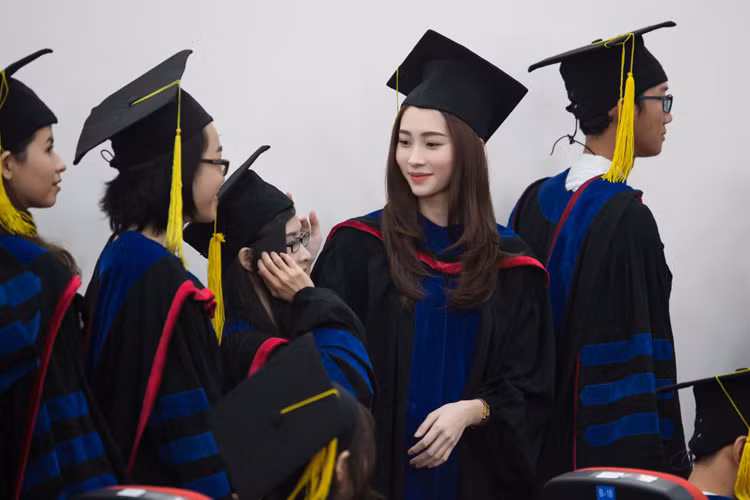 Cuối dòng chia sẻ, Thu Thảo nhắn nhủ đến các bạn trẻ: “Đôi khi bạn cần can đảm đóng những cánh cửa không hợp với mình, điều đó sẽ giúp bạn tìm được những cánh cửa mà mình thuộc về. Chỉ cần bạn biết bản thân phù hợp với điều gì, cần gì thì dù sớm hay muộn bạn sẽ đi được đến nơi mà mình muốn đến”. Ảnh: FBNV