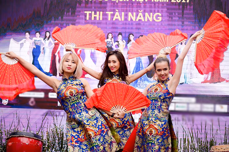 17 thí sinh tham gia cuộc thi cố gắng thể hiện tài năng để thuyết phục các giám khảo.