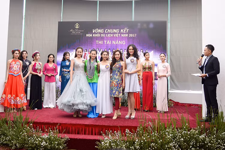 Sau hơn 3 giờ thưởng thức các thí sinh trình diễn, ban giám khảo đã chọn ra những tiết mục xuất sắc nhất để công bố trong đêm chung kết diễn ra vào ngày 10/3 tới đây.