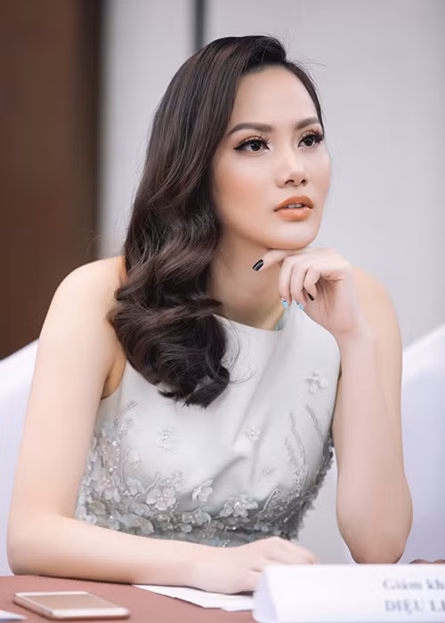 Năm 2014, tham gia cuộc thi Hoa hậu Du lịch Quốc tế, Diệu Linh đoạt giải Hoa hậu Đông Nam Á và giải Trang phục dân tộc.