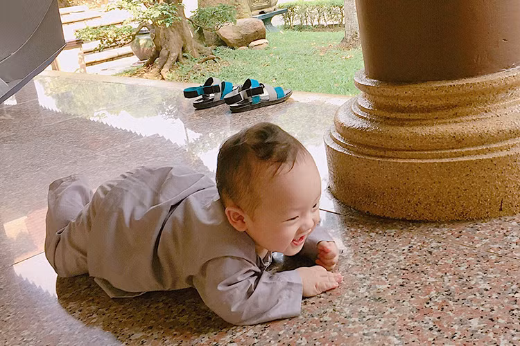 Trong chuyến đi mới đây, hot girl Ly Kute còn đưa con trai đi nghe giảng Phật pháp ở chùa. (Ảnh: FBNV)