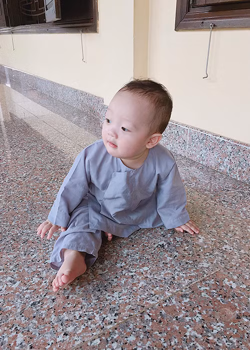 Hình ảnh bé Khoai Tây má đỏ hây hây trong khuôn viên chùa đốn tim cư dân mạng. (Ảnh: FBNV)