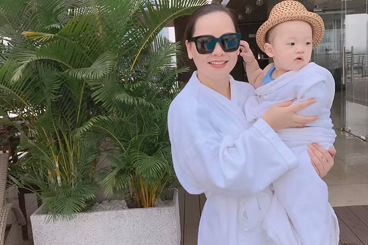 Làm mẹ đơn thân, nữ diễn viên phim “Nhật ký Vàng Anh” nhận được sự hỗ trợ từ gia đình, đặc biệt là mẹ ruột. (Ảnh: FBNV)