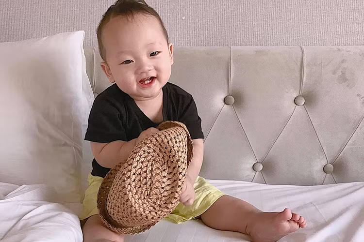 Trên trang cá nhân, Ly Kute đã đăng tải loạt ảnh mới nhất của con trai trong chuyến đi kỷ niệm một tuổi. (Ảnh: FBNV)