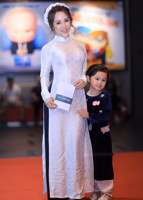 Tham dự ra mắt phim “Dạ cổ hoài lang”, MC Bạch Lan Phương cùng con gái xinh xắn diện áo dài.