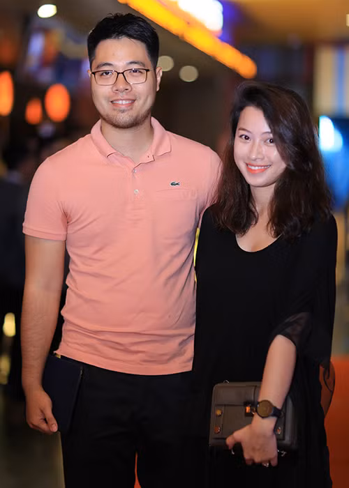 Xuất hiện tại sự kiện, nam đạo diễn phim “Chờ em đến ngày mai” Đinh Tuấn Vũ sánh đôi cùng bà xã xinh đẹp.