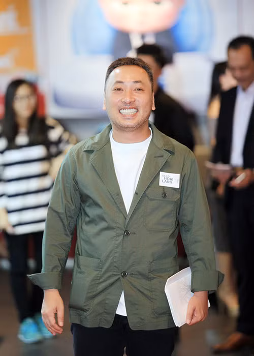 Nguyễn Quang Dũng - đạo diễn của phim “Dạ cổ hoài lang” vui vẻ giao lưu và gặp gỡ khán giả thủ đô.