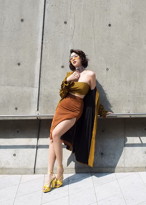 Xuất hiện tại sự kiện, Tóc Tiên diện áo crop top, chân váy xẻ tà và áo khoác dáng dài. Ảnh: Milor Trần