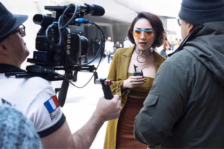 Nữ huấn luyện viên của Giọng hát Việt 2017 cũng được phỏng vấn về phong cách thời trang và bộ trang phục đang mặc. Ảnh: Fanpage Tóc Tiên