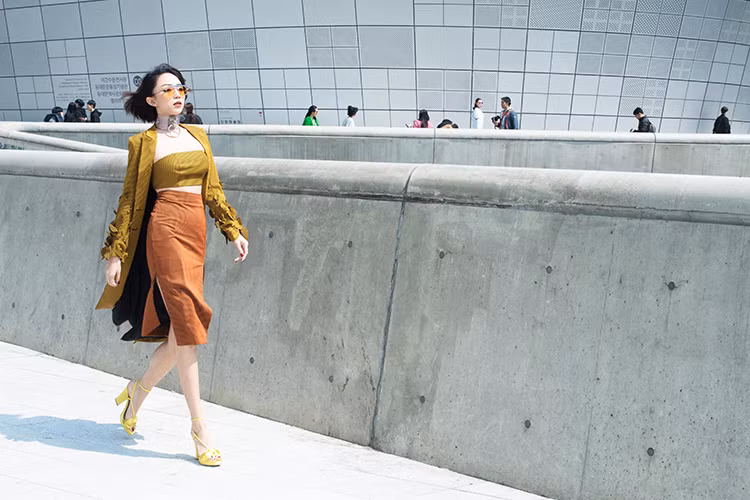 Nữ ca sĩ cũng khéo léo kết hợp trang phục với phụ kiện mắt kính bút chì và giày cao gót cùng tông màu. Ảnh: Milor Trần