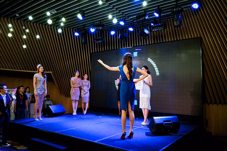 Đặc biệt, trong chương trình, Phạm Hương và Lệ Hằng đã tái hiện lại khoảnh khắc được đại diện đất nước xướng tên Việt Nam tại Hoa hậu Hoàn vũ Thế giới.