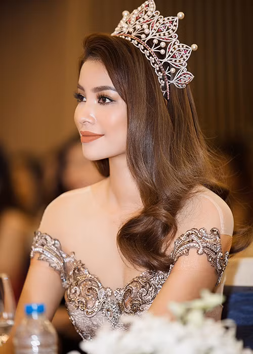 Tại sự kiện, Phạm Hương đã chia sẻ những suy nghĩ và câu chuyện bí mật về bản thân. Cô cho biết từng không tự tin vào nhan sắc và bản thân chưa từng nghĩ sẽ trở thành hoa hậu.