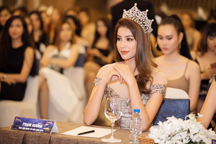 Phạm Hương cho rằng để biến giấc mơ thành sự thật, các cô gái trẻ phải tự rèn luyện, chủ động trau dồi những kỹ năng.