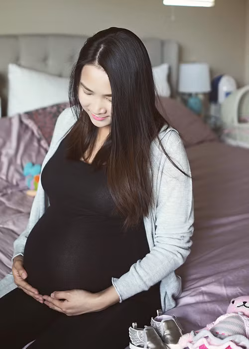 Trong thời gian mang bầu, vợ Lam Trường không bị ốm nghén. Những món ăn cô thèm là măng cụt và vú sữa. Ở Mỹ, măng cụt hiếm và đắt tiền nhưng Lam Trường vẫn thường xuyên mua cho bà xã. (Ảnh: FBNV)