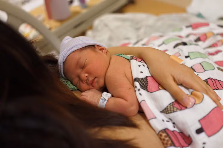 Lam Trường còn thông báo hiện tại sức khỏe của bà xã Yến Phương đã ổn định. Anh cũng không quên gửi lời cám ơn đến mọi người đã chúc mừng gia đình anh. (Ảnh: FBNV)