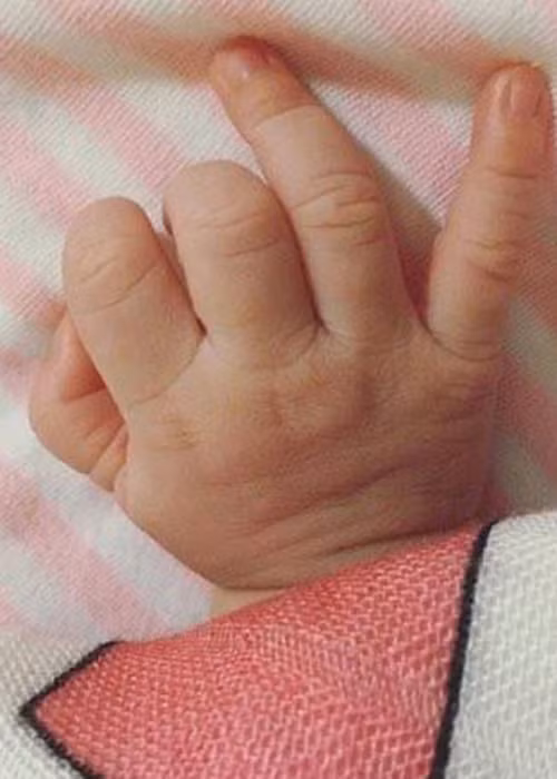 Trước đó, trên trang cá nhân, Yến Phương khoe hình ảnh bàn tay của con gái kèm dòng tâm sự bày tỏ niềm hạnh phúc khi lần đầu làm mẹ. (Ảnh: FBNV)