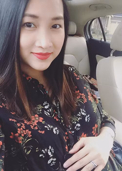 Yến Phương sinh năm 1991, kém Lam Trường 15 tuổi. Cả hai đã làm đám cưới vào năm 2014 sau một năm công khai chuyện tình cảm. (Ảnh: FBNV)