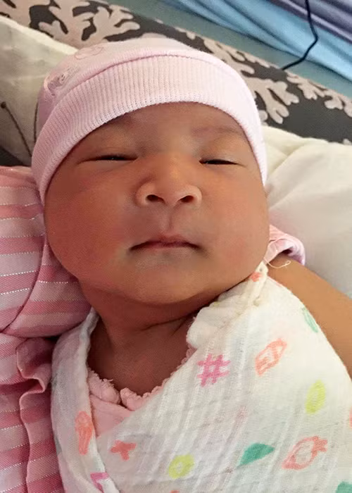 Nam ca sĩ hạnh phúc viết: “Thương quá đi! Sau 41 tuần 2 vợ chồng nôn nao, mong mỏi chờ đợi để gặp được mặt con, giờ thì chính thức ba mẹ được ôm con vào lòng rồi”. (Ảnh: FBNV)