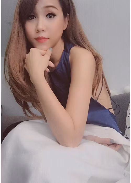 Nữ MC của Chuyển động 24h gây ấn tượng bởi gương mặt xinh đẹp với làn da trắng ngần. (Ảnh: FBNV)