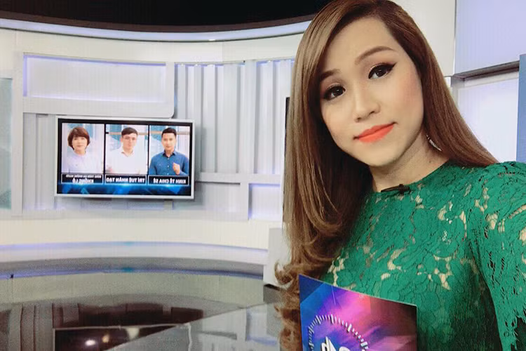 Trả lời một khán giả, Trúc Mai cho biết, cô chuyển hẳn vào TP HCM làm việc và không còn lên sóng VTV. (Ảnh: FBNV)