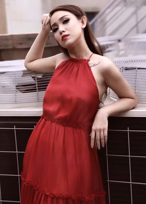  Trúc Mai của Chuyển động 24h còn sở hữu hình xăm nhỏ cá tính trên vai. (Ảnh: FBNV)