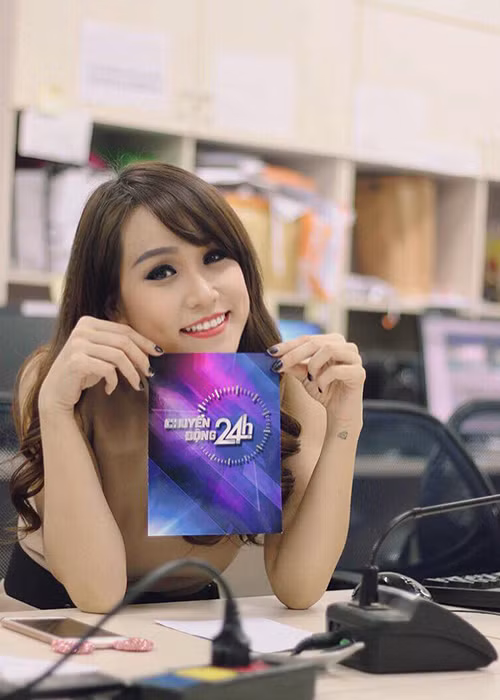 Chính những lỗi trang phục này khiến nữ MC xinh đẹp gốc Cần Thơ được khán giả quan tâm hơn. (Ảnh: FBNV)