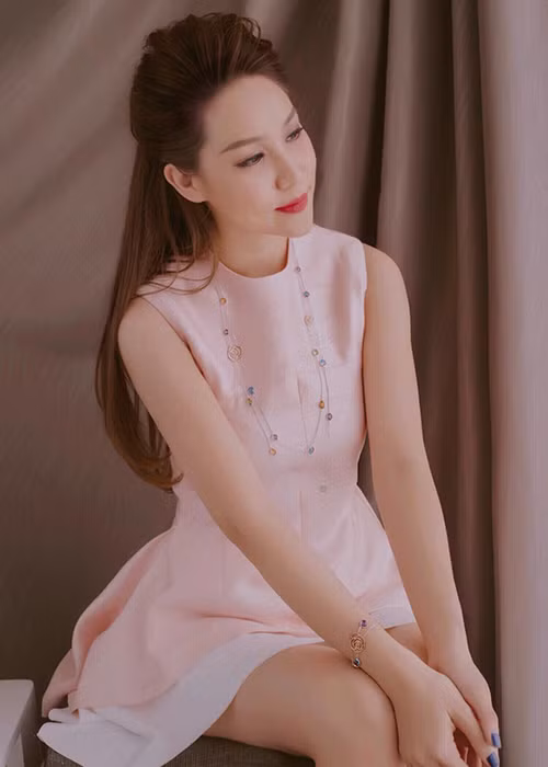 Vốn ăn mặc kín đáo khi lên sóng nhưng cũng có lúc, cô vướng sự cố trang phục. Còn nhớ, Trúc Mai từng bị hiểm lầm là không mặc nội y khi dẫn chương trình. (Ảnh: FBNV)