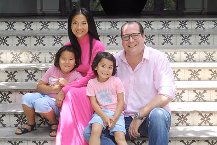 Vợ chồng Bằng Lăng có hai cậu con trai vô cùng kháu khỉnh. Sau khi sinh con, Bằng Lăng sang Mỹ sinh sống và chủ yếu làm nội trợ. Gần đây, cô thường xuyên về nước với hy vọng trở lại màn ảnh. Ảnh: Giadinhvaxhoi