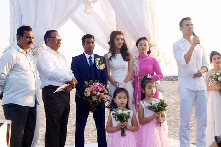 Mới đây, Nguyệt Ánh bí mật tổ chức đám cưới với huấn luyện viên yoga người Ấn Độ Eswar Rao sau hơn một năm hẹn hò. Chồng người đẹp có ngoại hình nam tính, trẻ trung hơn so với tuổi tứ tuần. Ảnh: Zing