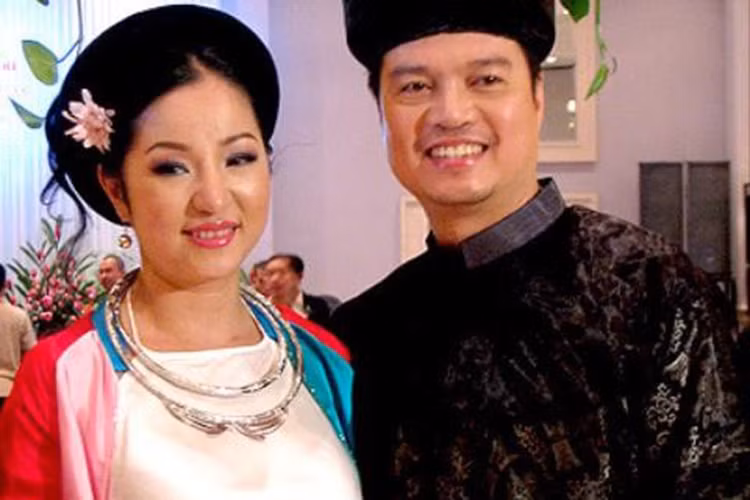 Sau này, Thúy Nga chia sẻ lời tuyên bố bé Nguyệt Cát không phải là con gái ruột của “chồng hờ” chỉ là phát ngôn trong lúc cô giận quá mất khôn. Ồn ào này khiến khán giả phần nào mất lòng tin vào nữ danh hài. Ảnh: Zing