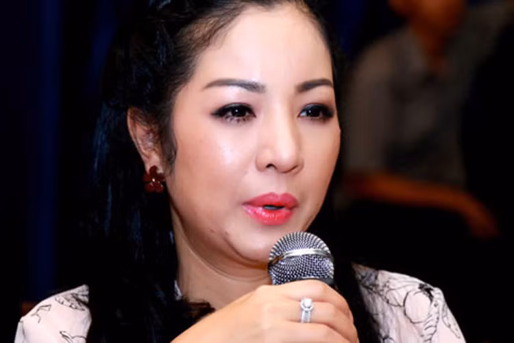 Giữa ồn ào, Thúy Nga mở cuộc họp báo, tuyên bố con gái Nguyệt Cát không phải là con ruột của ông Nam. Thời điểm đó, nhiều người không ủng hộ việc cây hài đưa con gái vào câu chuyện. Ảnh: Người lao động