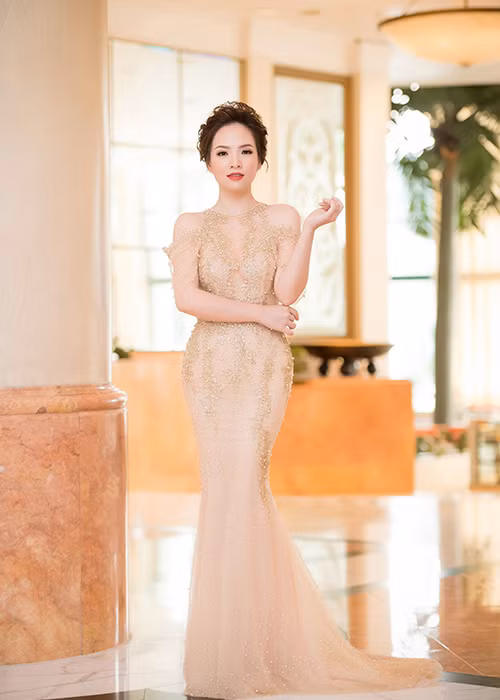 Xuất hiện tại buổi ra mắt phim, Đan Lê đẹp rạng rỡ trong bộ đầm dạ hội xuyên thấu.